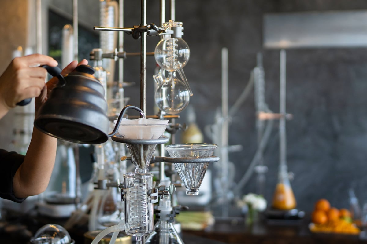 Hand brewing specialty coffee with a gooseneck kettle and siphon